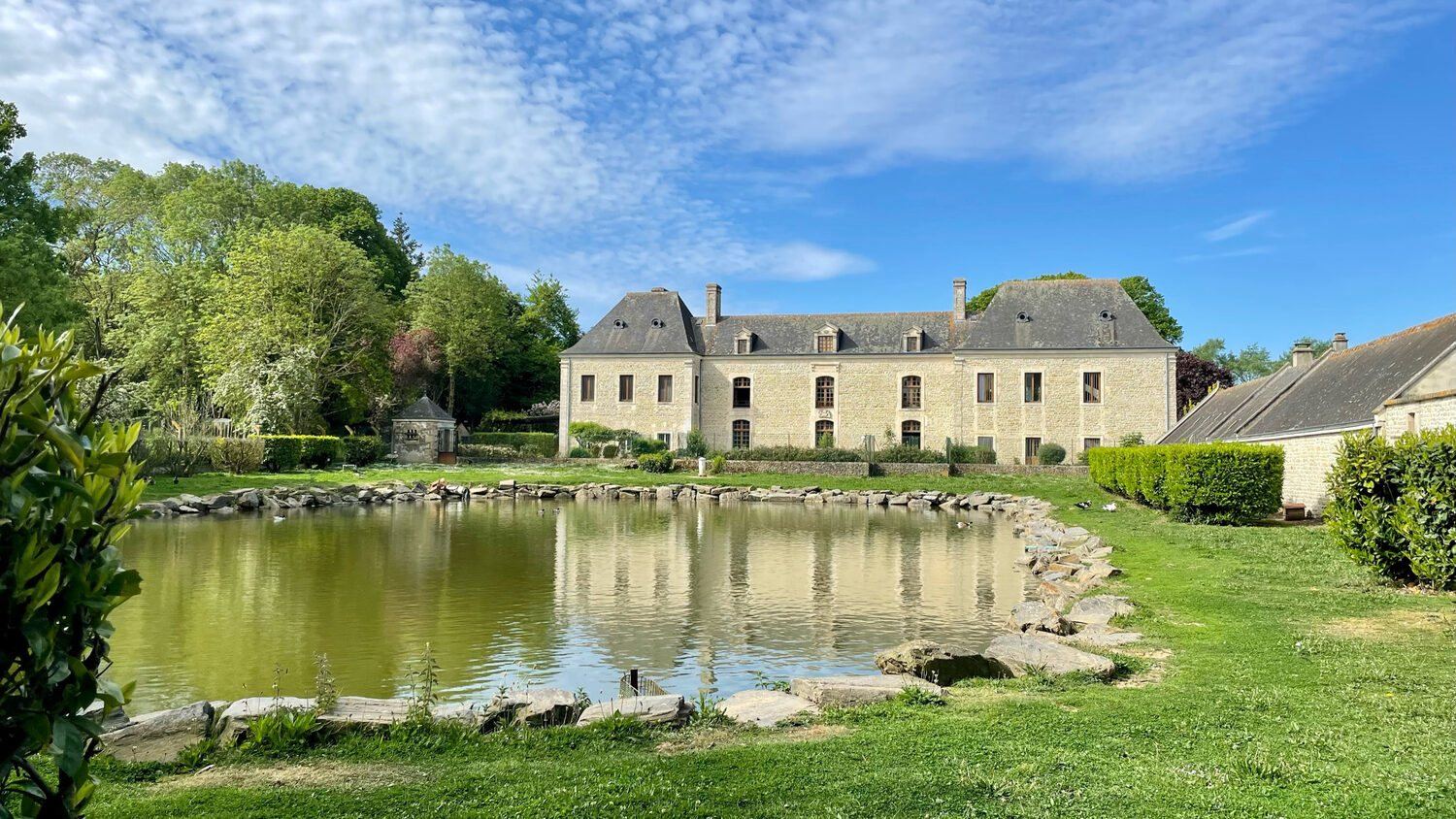The domain from above: the château, its ponds and fields